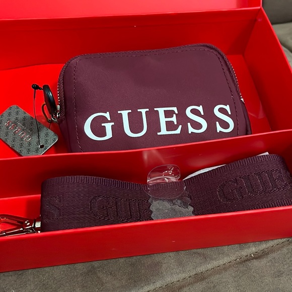 Guess mini crossbody wristlet new in a box - Picture 1 of 6